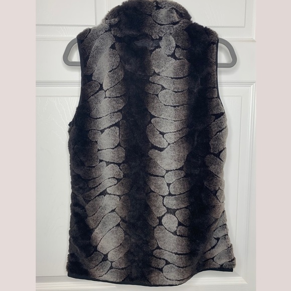 Straight Down Women’s United Golf Faux Fur Vest - Picture 2 of 7